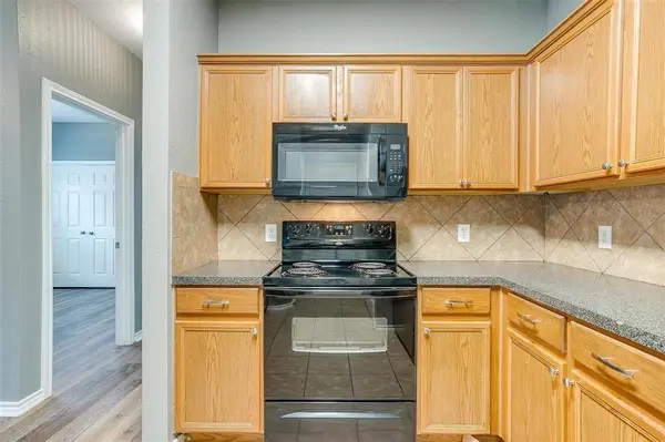 814 Walnut Street, Burleson, TX 76028