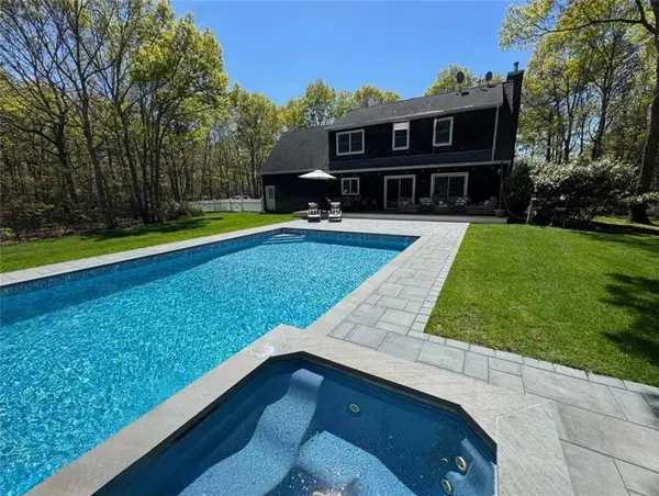 4 Bennentt DR, East Quogue, NY 11942