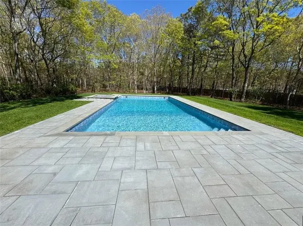 4 Bennentt DR, East Quogue, NY 11942