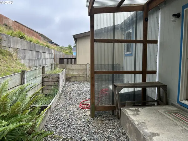 63439 JEROME RD, Coos Bay, OR 97420