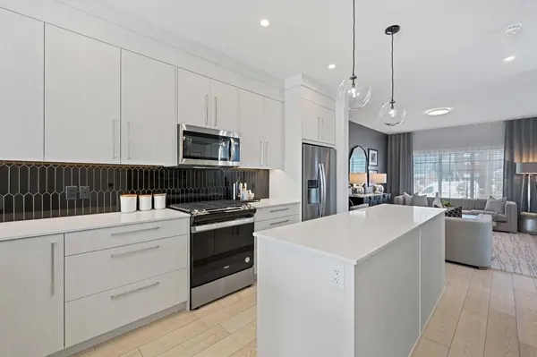 9941 Huxbury DR NE, Calgary, AB T2A 8C3