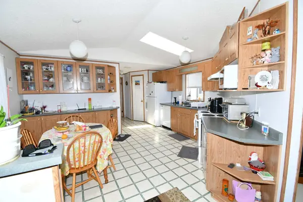 24 Maple DR W, Brooks, AB T0J 0B0