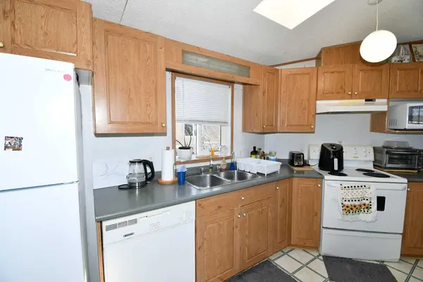 24 Maple DR W, Brooks, AB T0J 0B0