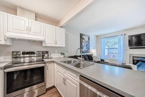 103 Everstone PL SW, Calgary, AB T2Y 4H7