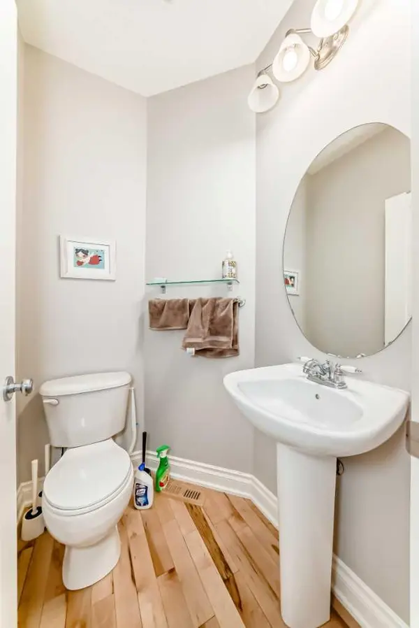 710 56 AVE SW #1, Calgary, AB T2V 0H1