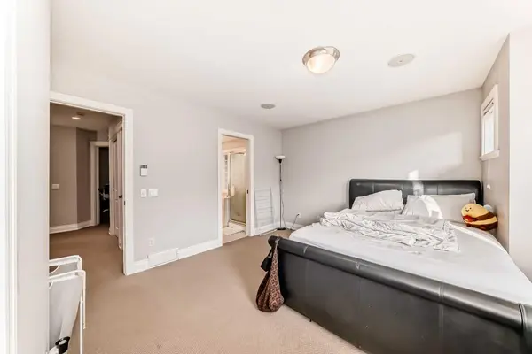 710 56 AVE SW #1, Calgary, AB T2V 0H1