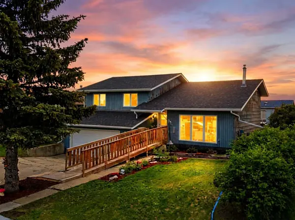 28 Larne PL, Penhold, AB T0M 1R0