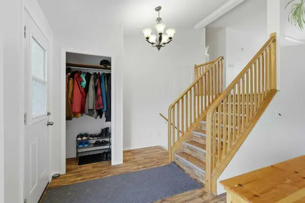 28 Larne PL, Penhold, AB T0M 1R0