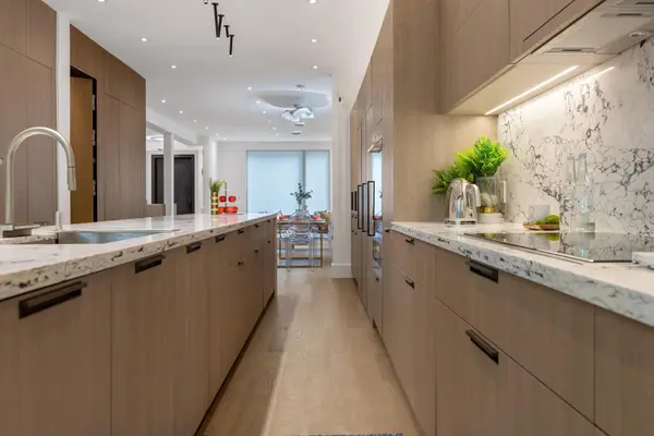 124 Lyndhurst AVE, Toronto C02, ON M5R 2Z9