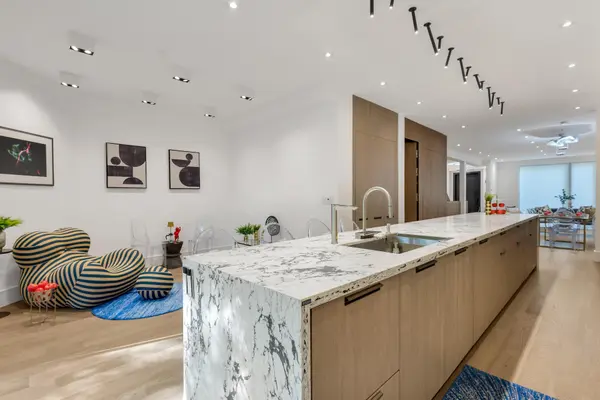 124 Lyndhurst AVE, Toronto C02, ON M5R 2Z9