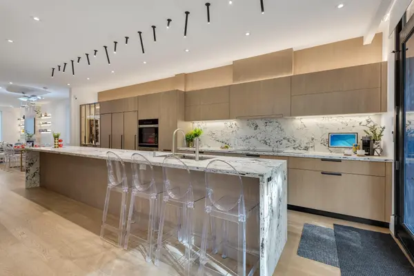 124 Lyndhurst AVE, Toronto C02, ON M5R 2Z9