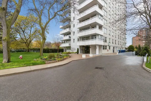 39 Stavebank RD N #403, Mississauga, ON L5G 4N7