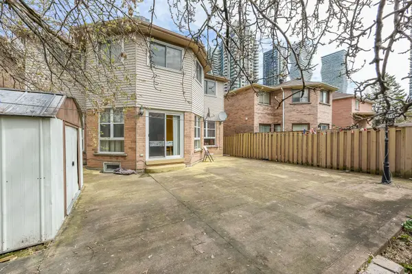 379 Wallenberg CRES, Mississauga, ON L5B 3N1