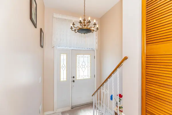 64 Ikley RD, Toronto W05, ON M3J 1C6