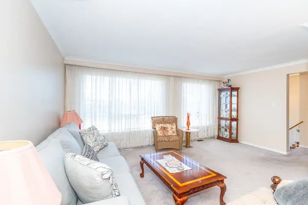 64 Ikley RD, Toronto W05, ON M3J 1C6