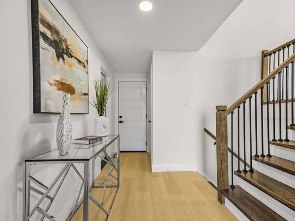 1128 Pinegrove RD, Oakville, ON L6L 2W6