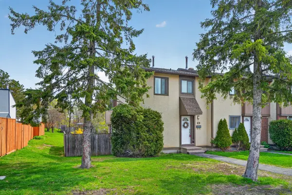 5 Vanessa TER #D, Barrhaven, ON K2J 1Y4