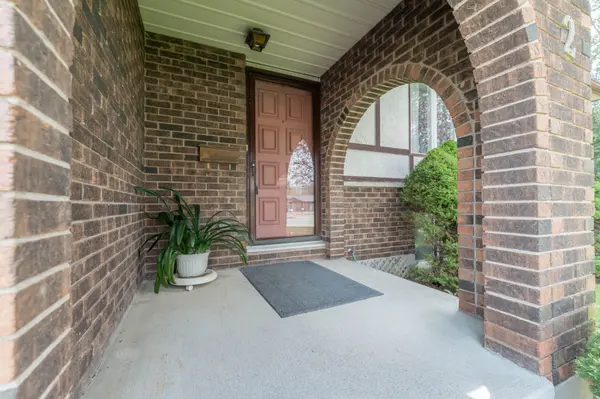 2 Cranberry RD, Tillsonburg, ON N4G 4Y9