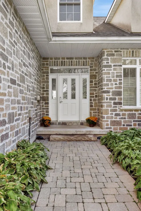 24 Gracefield LN, Belleville, ON K8N 4Z2