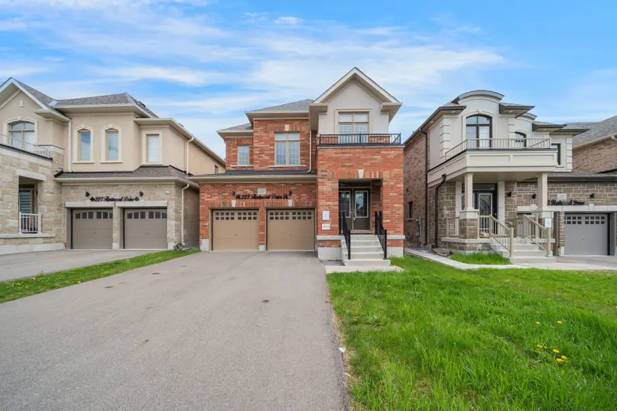 225 Fleetwood DR, Oshawa, ON L1T 3E7