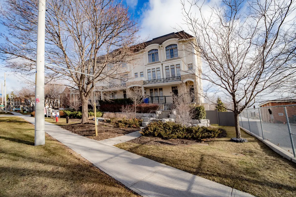 3071 Cawthra RD #5, Mississauga, ON L5A 2X4