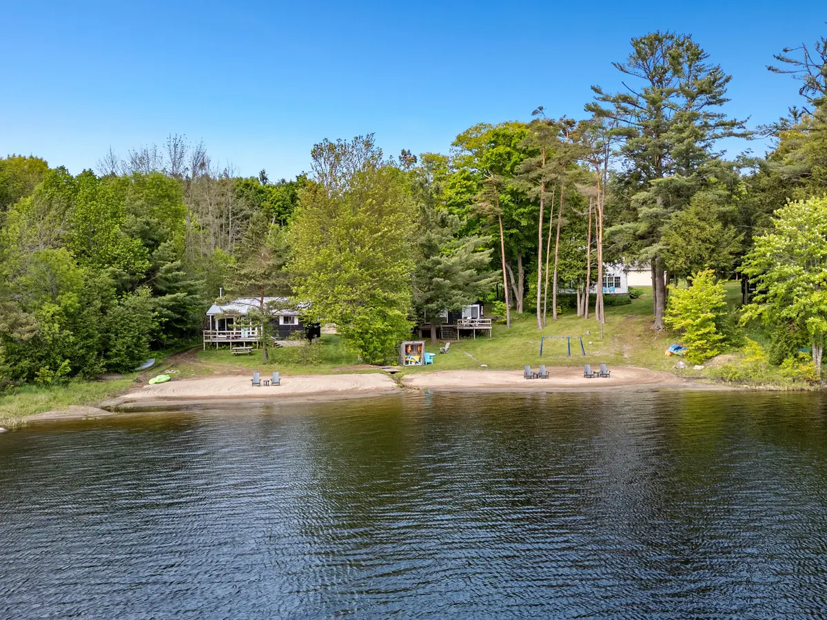 1113 Moon River RD, Muskoka Lakes, ON P0C 1A0