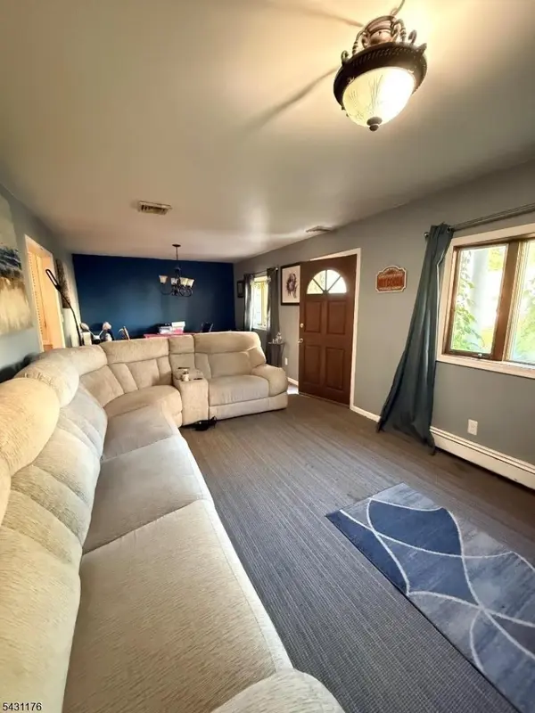 33 Park Dr, Kenilworth Boro, NJ 07033