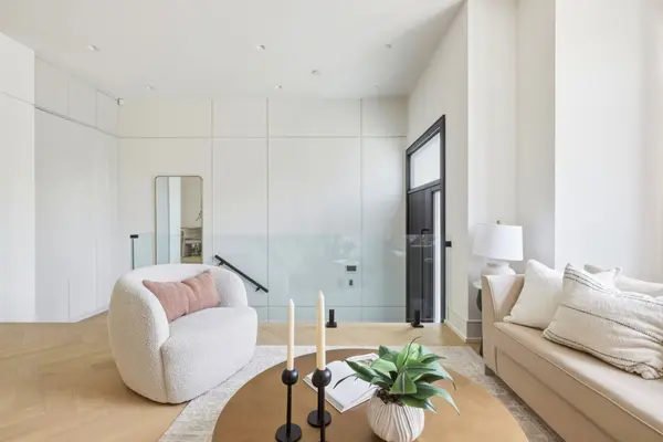 261 St Germain AVE, Toronto C04, ON M5M 1W4