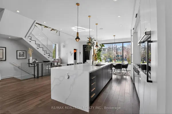 17 Lynnhaven RD, Toronto C04, ON M6A 2K7