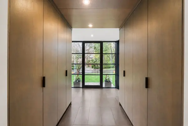 1 Moorehill DR, Toronto C11, ON M4G 1A2