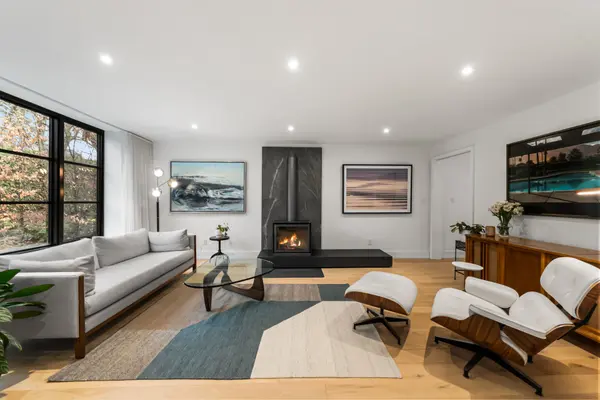 1 Moorehill DR, Toronto C11, ON M4G 1A2