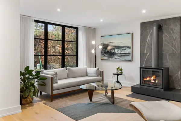 1 Moorehill DR, Toronto C11, ON M4G 1A2