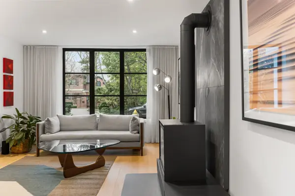 1 Moorehill DR, Toronto C11, ON M4G 1A2