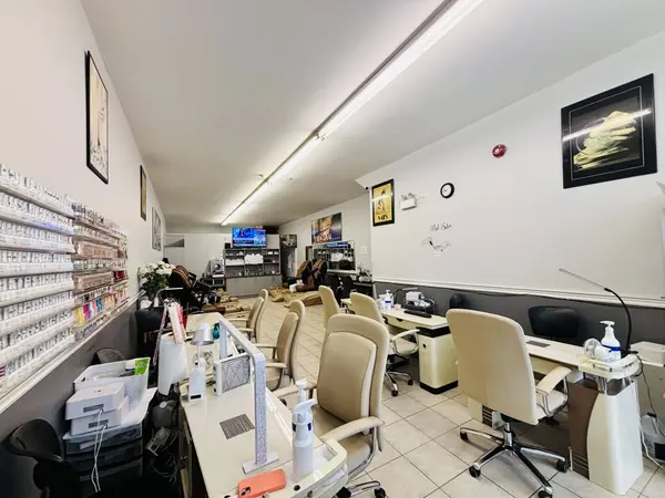 694 St Clair AVE W, Toronto C02, ON M6C 1B1