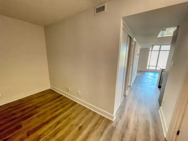 650 Queens Quay W #306, Toronto C01, ON M5V 3N2