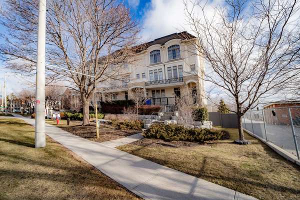 3071 Cawthra RD #5, Mississauga, ON L5A 2X4