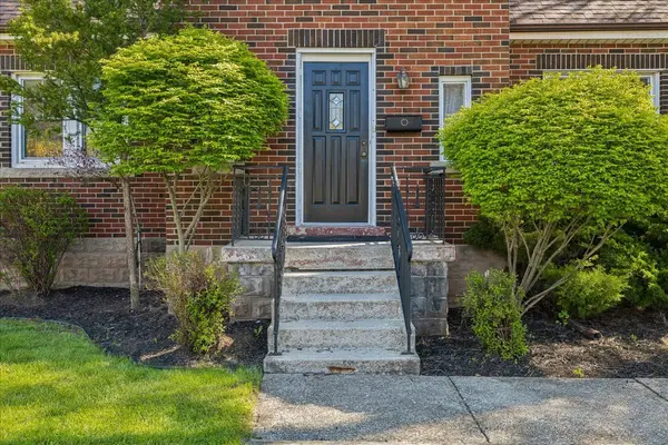 1025 KING RD, Burlington, ON L7T 3L5