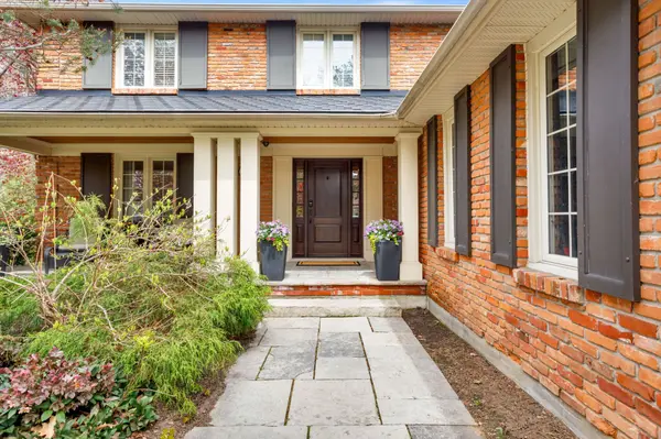 295 Shoreacres RD, Burlington, ON L7L 2H3