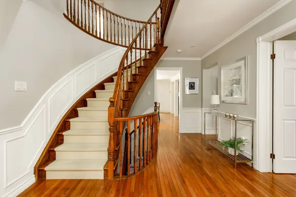 295 Shoreacres RD, Burlington, ON L7L 2H3