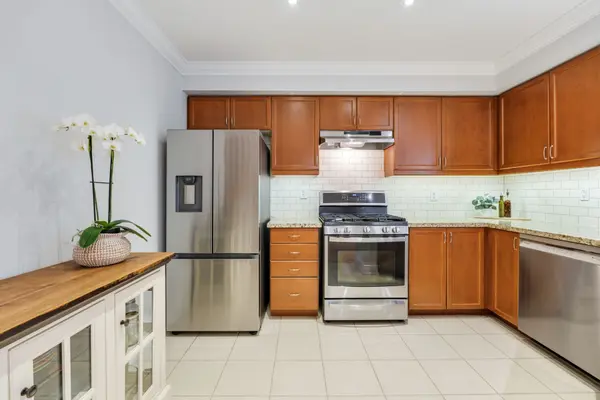 233 Duskywing WAY #33, Oakville, ON L6L 0C5