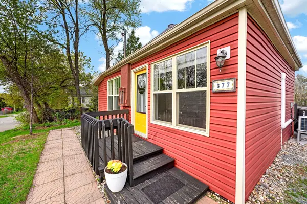377 Henrietta ST, Gananoque, ON K7G 1X6
