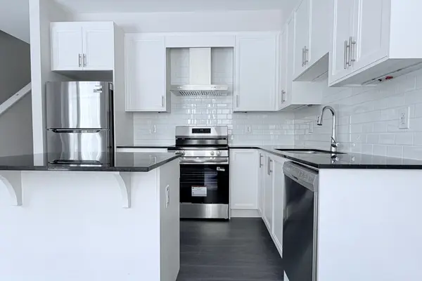 381 Les Emmerson DR, Barrhaven, ON K2J 7L7