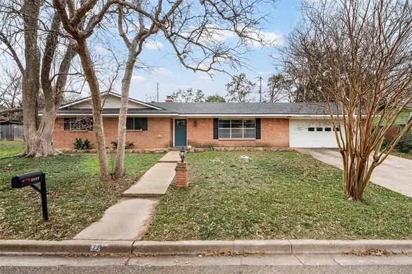 2208 Lake Forest Drive, Waco, TX 76708
