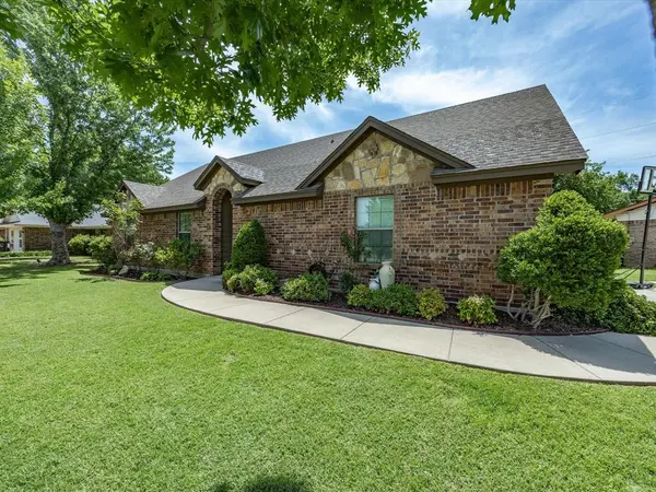 1323 Fairway Dr, Graham, TX 76450