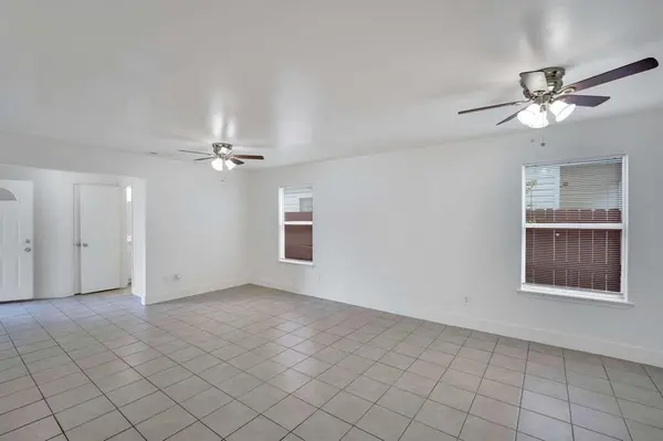 2306 Balvanera Plaza, Dallas, TX 75211