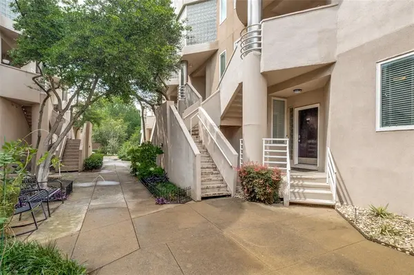 4040 Avondale Avenue #204,  Dallas,  TX 75219