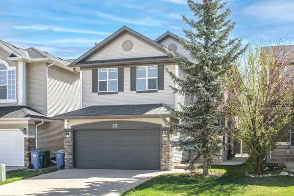 32 Cougarstone SQ SW, Calgary, AB T3H 5J4