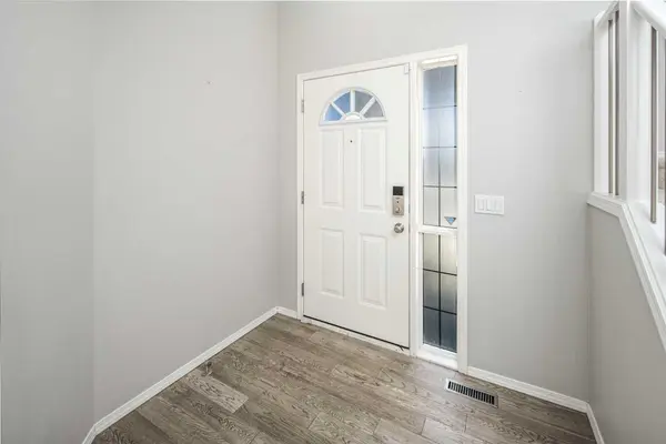 32 Cougarstone SQ SW, Calgary, AB T3H 5J4