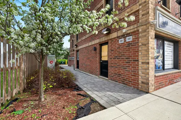 760 Lakeshore RD E #201, Mississauga, ON L5E 1C7