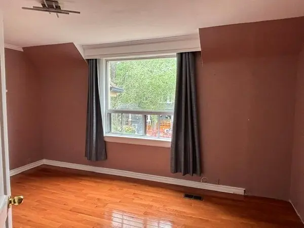 33 Salem AVE #Upper, Toronto W02, ON M6H 3C2